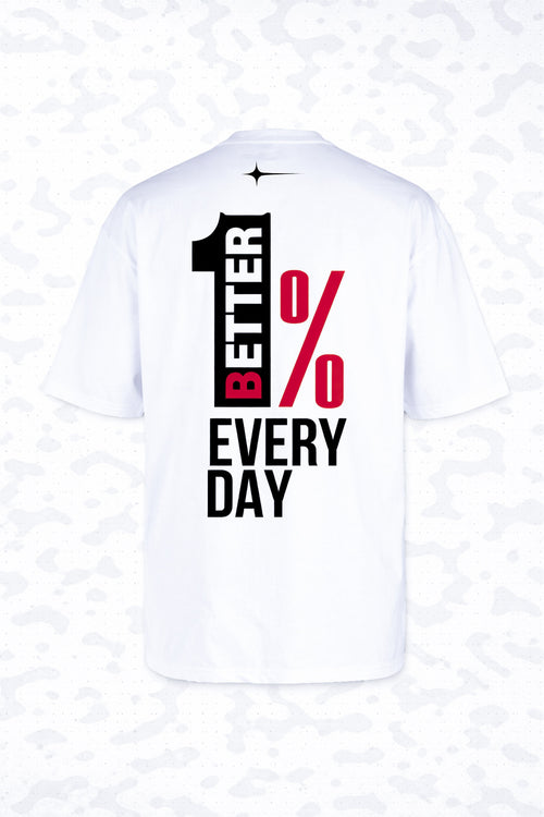 ظهر التيشيرت بطبعة 1% BETTER EVERY DAY سوداء وحمراء كبيرة