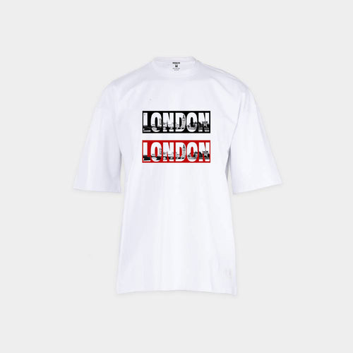 تيشيرت NOVUS LONDON أبيض أوفر سايز — كلمة LONDON مرتين بالأسود والأحمر وداخل الحروف أفق مدينة لندن