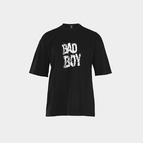 تيشيرت رجالي أسود أوفر سايز من NOVUS بطبعة BAD BOY بيضاء على الصدر — منظر أمامي