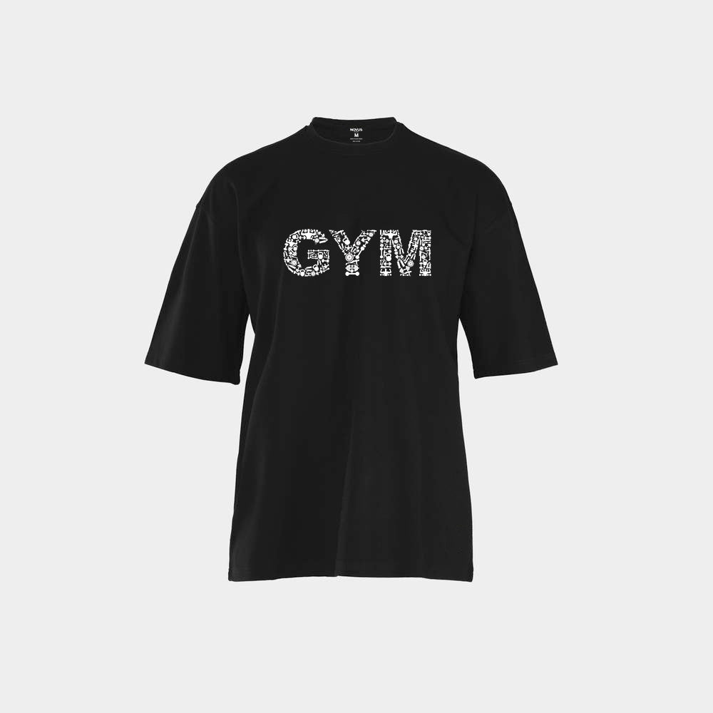 تيشيرت رجالي أسود أوفر سايز من NOVUS بطبعة GYM بيضاء معبّأة بأدوات الجيم — منظر أمامي
