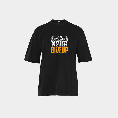 تيشيرت رجالي أسود أوفر سايز من NOVUS بطبعة NEVER GIVE UP ودمبل على الصدر — منظر أمامي