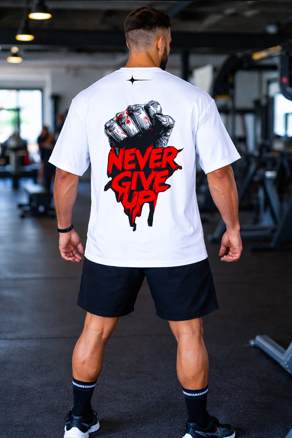 ظهر تيشيرت رجالي أبيض أوفر سايز من NOVUS بطبعة قبضة وNEVER GIVE UP حمراء