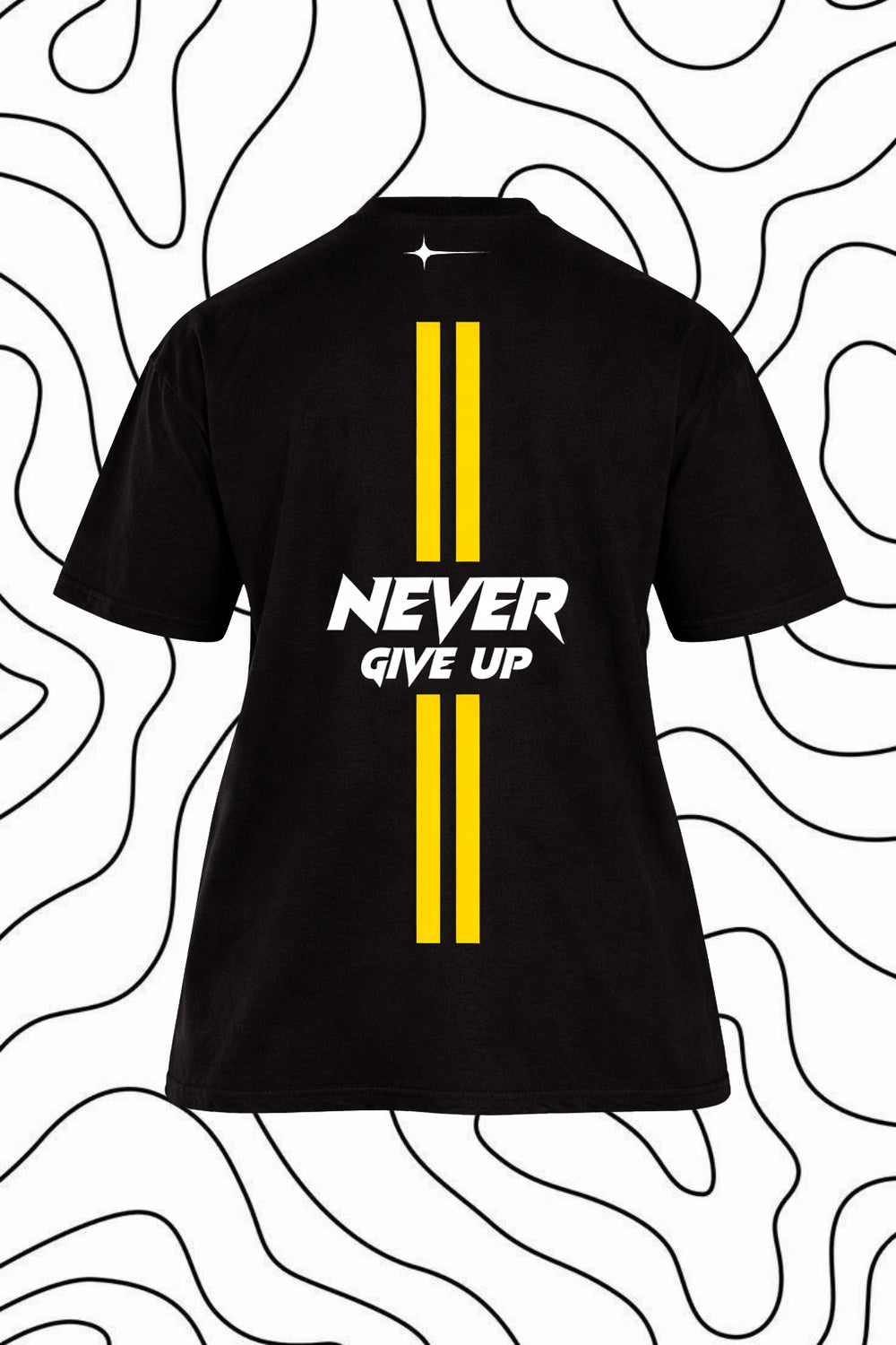 ظهر التيشيرت الأسود بخطين أصفرين وكلمة NEVER GIVE UP بينهما