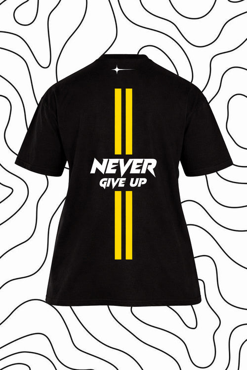 ظهر التيشيرت الأسود بخطين أصفرين وكلمة NEVER GIVE UP بينهما