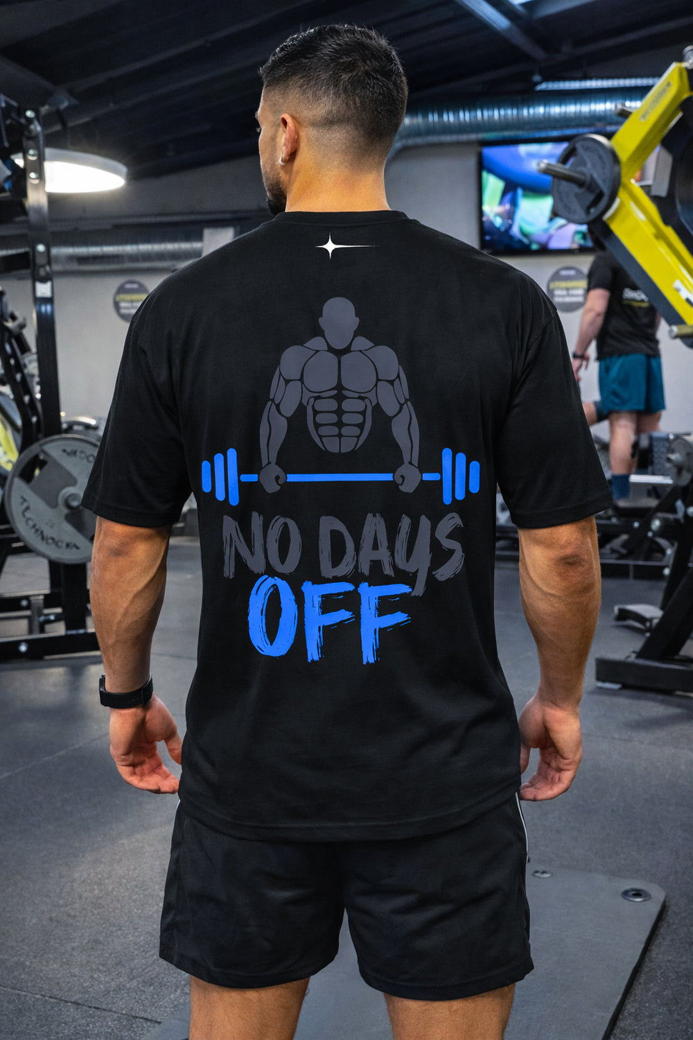 منظر خلفي للموديل يبيّن طبعة NO DAYS OFF كاملة