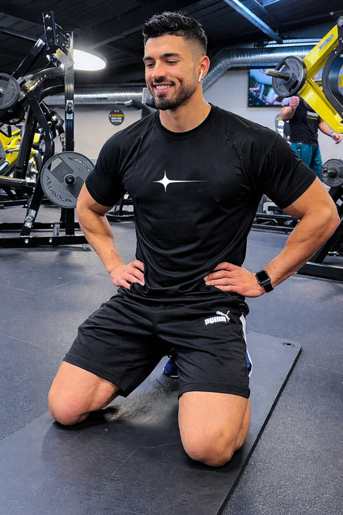موديل يرتدي تيشيرت NO DAYS OFF الأسود — إطلالة أمامية