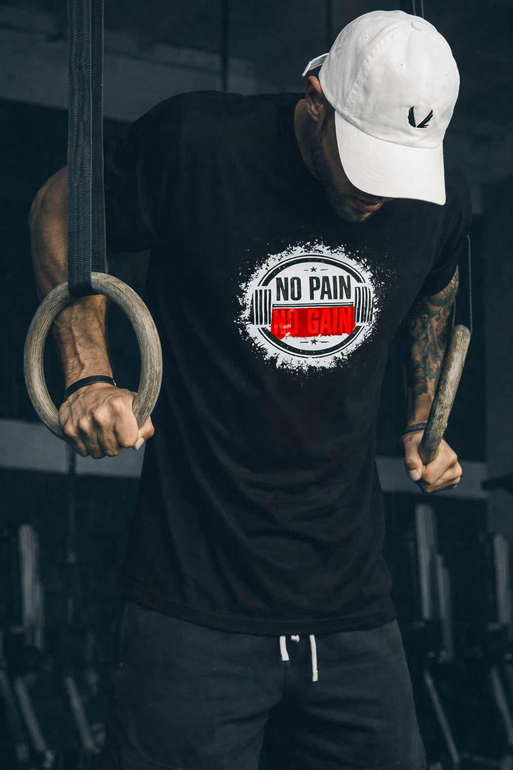 موديل يرتدي تيشيرت NO PAIN NO GAIN الأسود أثناء تمرين الحلق — إطلالة أمامية