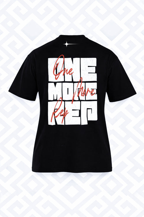 ظهر تيشيرت رجالي أسود أوفر سايز من NOVUS بطبعة ONE MORE REP بيضاء وحمراء