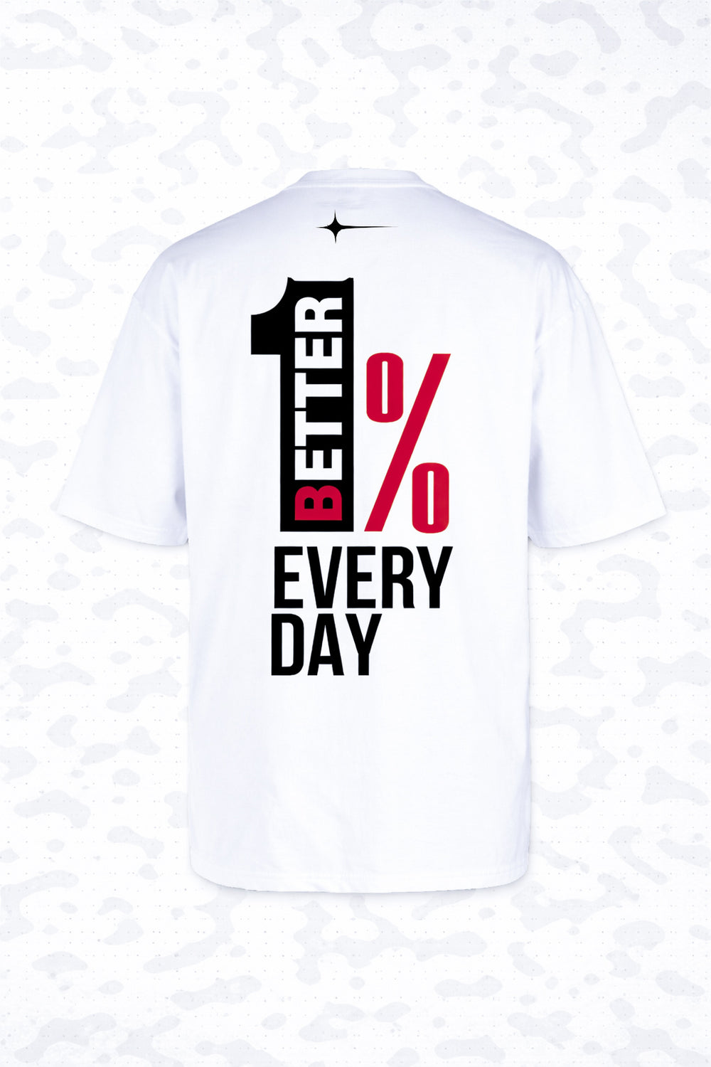 ظهر التيشيرت بطبعة 1% BETTER EVERY DAY سوداء وحمراء كبيرة