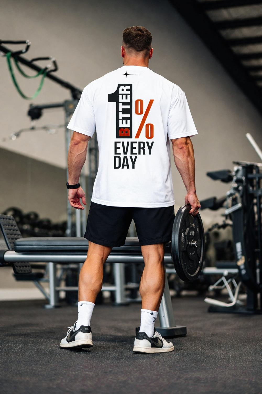 منظر خلفي للموديل يبيّن طبعة 1% BETTER EVERY DAY داخل النادي