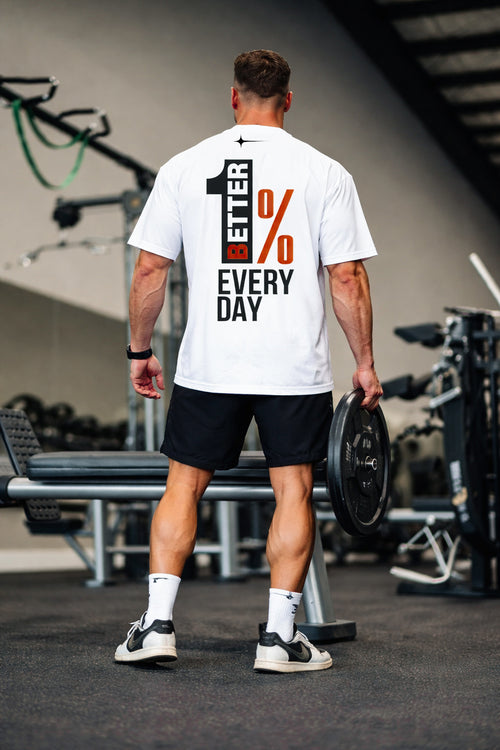 منظر خلفي للموديل يبيّن طبعة 1% BETTER EVERY DAY داخل النادي