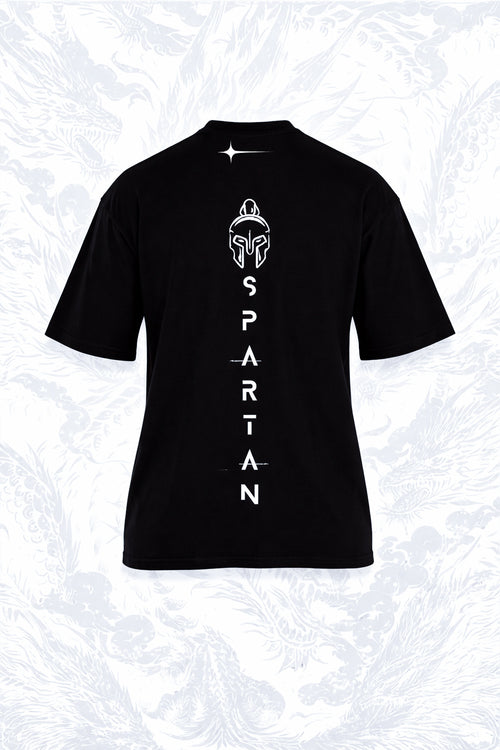 ظهر تيشيرت SPARTAN الأسود بطبعة خوذة وكلمة SPARTAN عمودية بيضاء