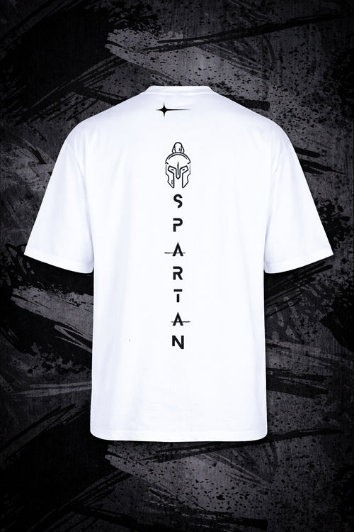 ظهر تيشيرت SPARTAN الأبيض بطبعة خوذة وكلمة SPARTAN عمودية