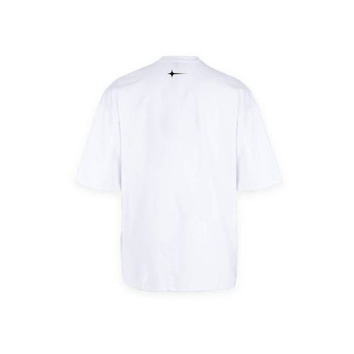 ظهر التيشيرت الأبيض سادة بنجمة NOVUS تحت الياقة